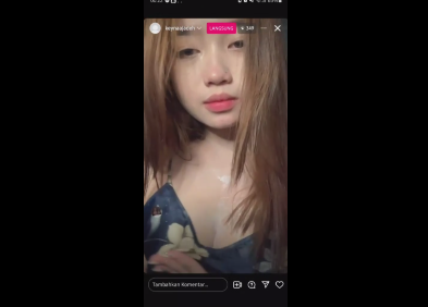 Dada Si Rambut Pirang Dimainkan Mengalir Hingga Basah